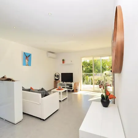 Three-bedroom Holiday In * סרביון