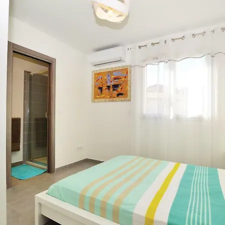 Three-bedroom Holiday In בית נופש