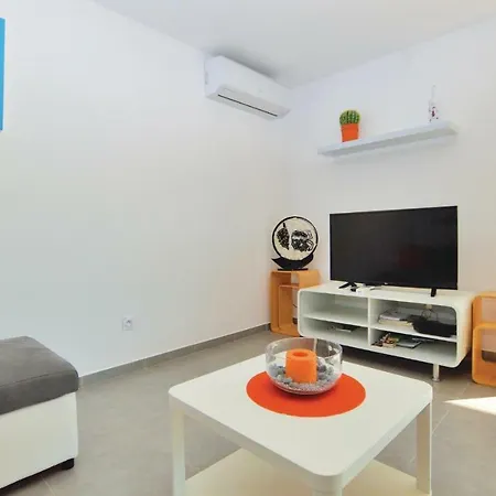 Three-bedroom Holiday In * סרביון